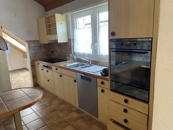 Wir bieten eine grosszügig ausgestattete Wohnung an. 4