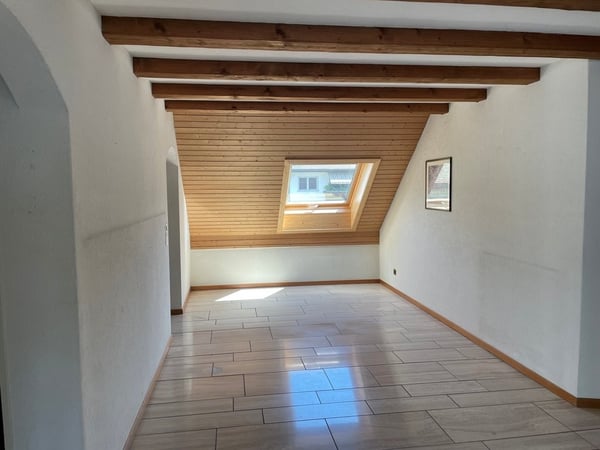 Wir bieten eine grosszügig ausgestattete Wohnung an. 3