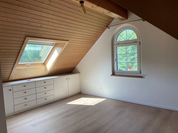 Wir bieten eine grosszügig ausgestattete Wohnung an. 11