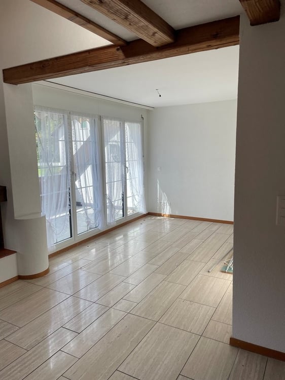 Wir bieten eine grosszügig ausgestattete Wohnung an. 5