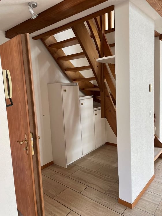 Wir bieten eine grosszügig ausgestattete Wohnung an. 2