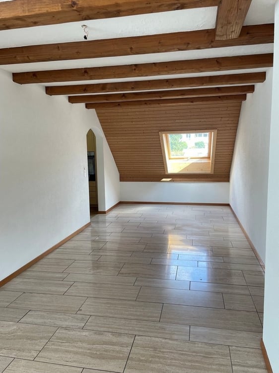 Wir bieten eine grosszügig ausgestattete Wohnung an. 4