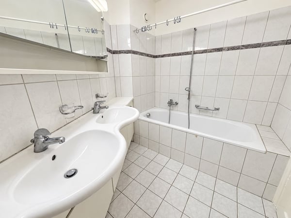 Grosszügige 4-Zimmerwohnung mit Stuckatur und Balkon 8