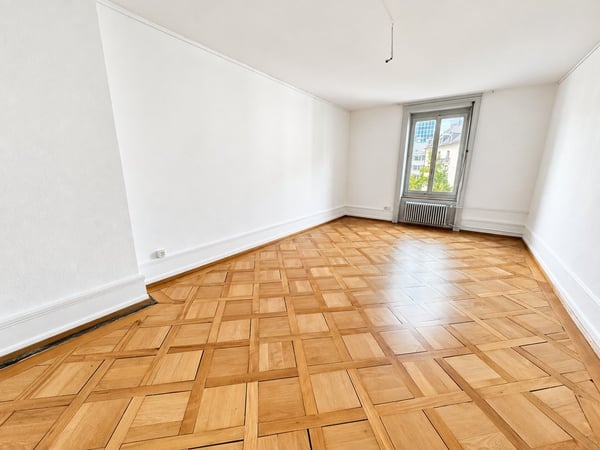 Grosszügige 4-Zimmerwohnung mit Stuckatur und Balkon 5