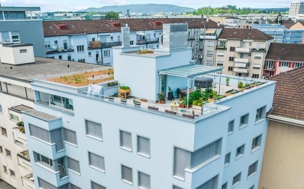Moderne 3.5-Zimmer-Wohnung an urbaner Lage mit exklusiver Dachterrasse
