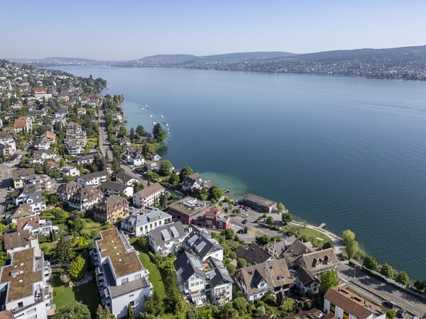 Einmaliges Wohnen: grosszügige Dachwohnung mit Seesicht 1
