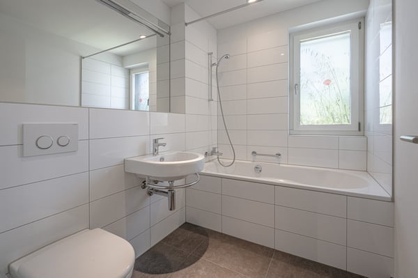 Moderne & geräumige 2.5-Zimmerwohnung mit Einstellplatz 10