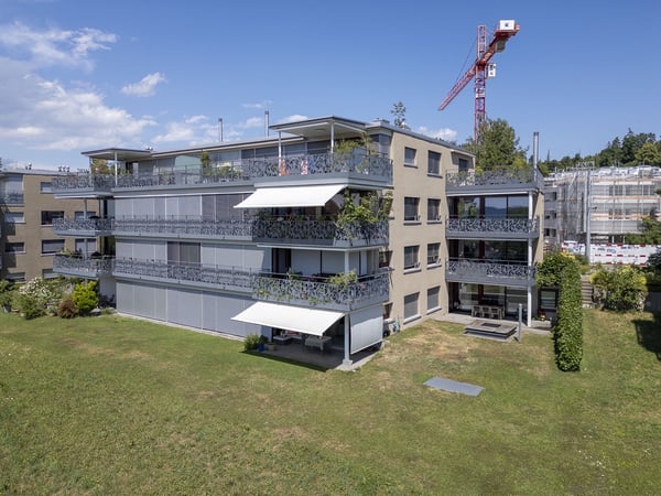 Moderne & geräumige 2.5-Zimmerwohnung mit Einstellplatz 1