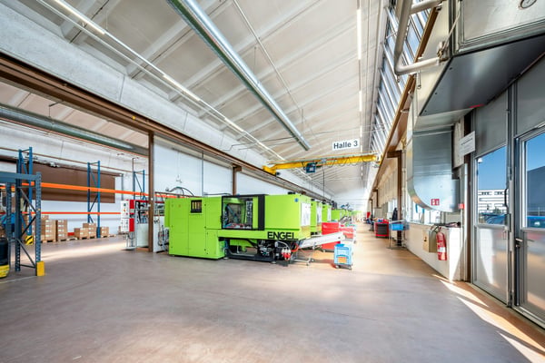 600 oder 1'300 m2 5,5 m hohe Shedhalle mit grosszügiger Anlieferung und hoher Bodenlast 3