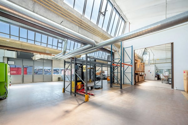 600 oder 1'300 m2 5,5 m hohe Shedhalle mit grosszügiger Anlieferung und hoher Bodenlast 2