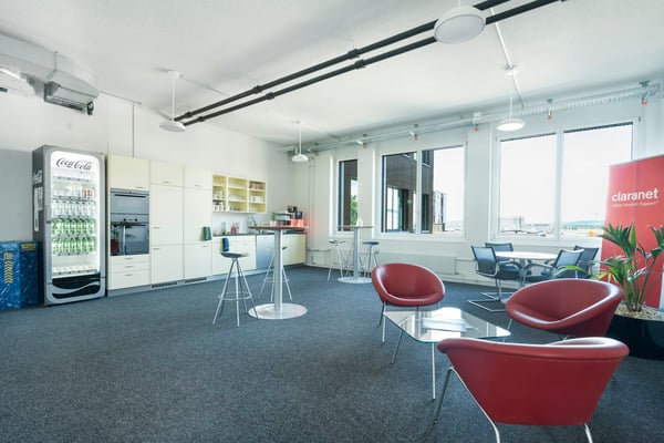 Neuwertige, gekühlte Bürofläche mit direktem Blick auf Piste 16/34 11