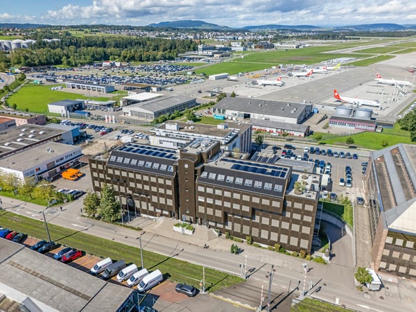 Neuwertige, gekühlte Bürofläche mit direktem Blick auf Piste 16/34 3