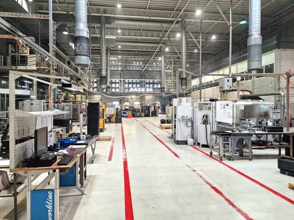 Unterteilbare 10m hohe, LKW befahrbare 10'000 m² Industriehalle mit 8t-Kränen und hoher Bodenlast 5