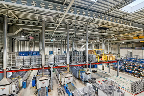 Ca. 1'500 m2 grosse, 10m hohe, LKW befahrbare Industriehalle mit 8t-Kränen und hoher Bodenlast, Büro 2