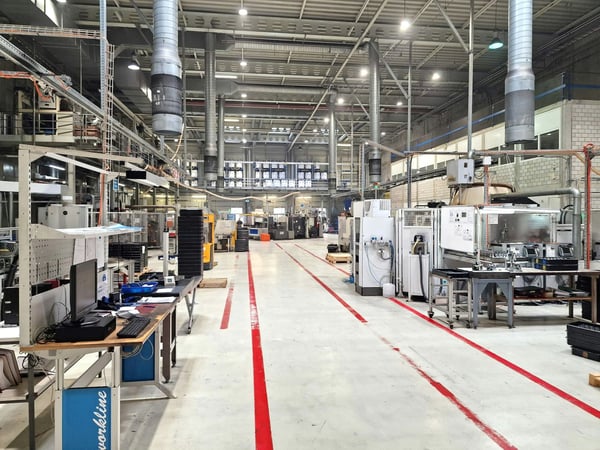Ca. 1'500 m2 grosse, 10m hohe, LKW befahrbare Industriehalle mit 8t-Kränen und hoher Bodenlast, Büro 5