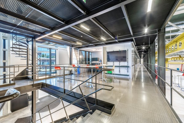 Moderne 5'000 m²-Produktionshalle mit integrierten Büros und Werkstätten am Autobahnkreuz A1/A2 13