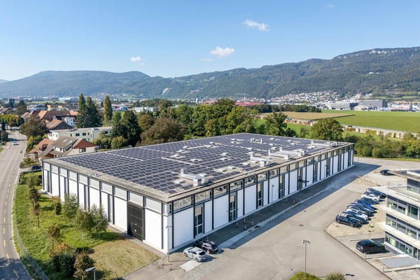 Moderne 5'000 m²-Produktionshalle mit integrierten Büros und Werkstätten am Autobahnkreuz A1/A2 2