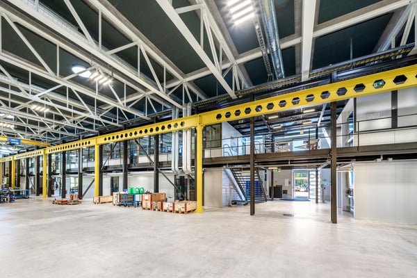 Moderne 5'000 m²-Produktionshalle mit integrierten Büros und Werkstätten am Autobahnkreuz A1/A2 5