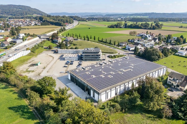 Moderne 5'000 m²-Produktionshalle mit integrierten Büros und Werkstätten am Autobahnkreuz A1/A2 3