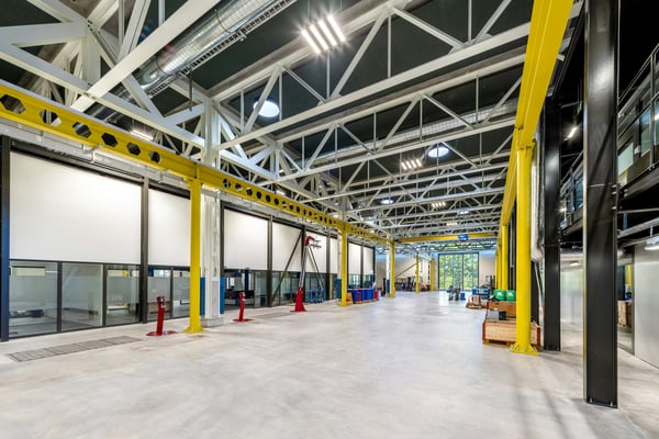 Moderne 5'000 m²-Produktionshalle mit integrierten Büros und Werkstätten am Autobahnkreuz A1/A2 7