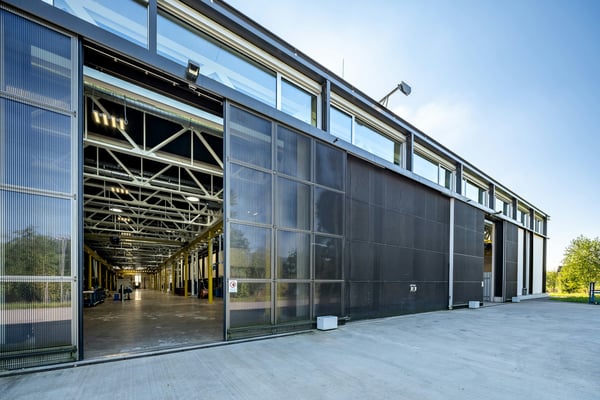 Moderne 5'000 m²-Produktionshalle mit integrierten Büros und Werkstätten am Autobahnkreuz A1/A2 4