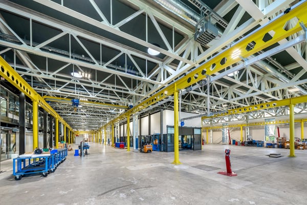 Moderne 5'000 m²-Produktionshalle mit integrierten Büros und Werkstätten am Autobahnkreuz A1/A2 8