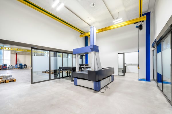 Moderne 5'000 m²-Produktionshalle mit integrierten Büros und Werkstätten am Autobahnkreuz A1/A2 12