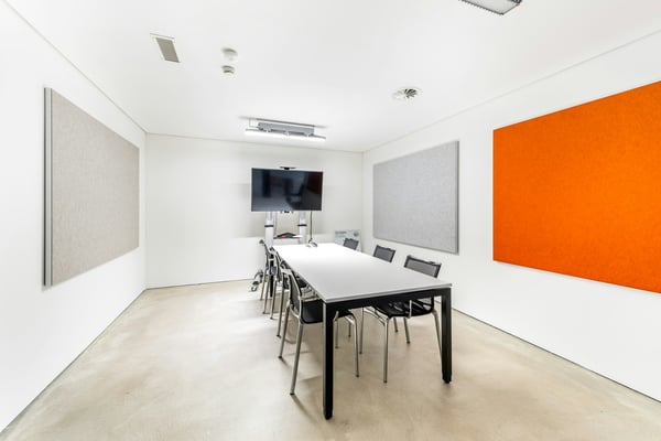 Moderne 5'000 m²-Produktionshalle mit integrierten Büros und Werkstätten am Autobahnkreuz A1/A2 10