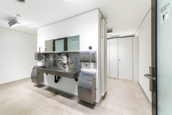 Moderne 5'000 m²-Produktionshalle mit integrierten Büros und Werkstätten am Autobahnkreuz A1/A2 11