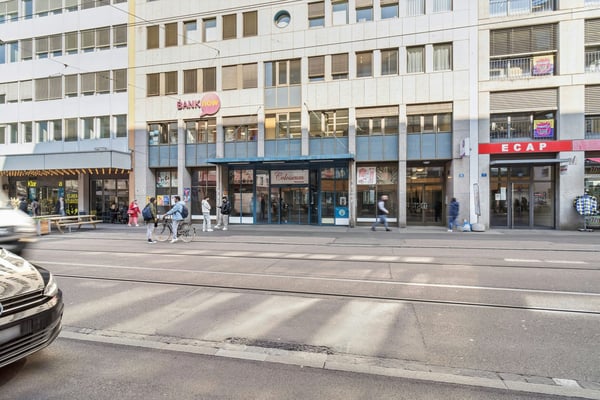 Raum für Visionen: Grosszügige Gewerbefläche im lebendigen Kleinbase 12