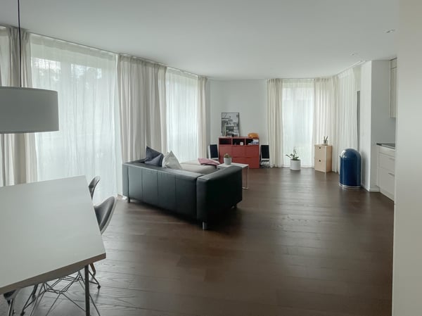 Willkommen in Ihrem neuen Zuhause! Diese attraktive 2.5-Zimmerwohnung überzeugt durch ihre zentrale Lage und moderne Ausstattung: 3