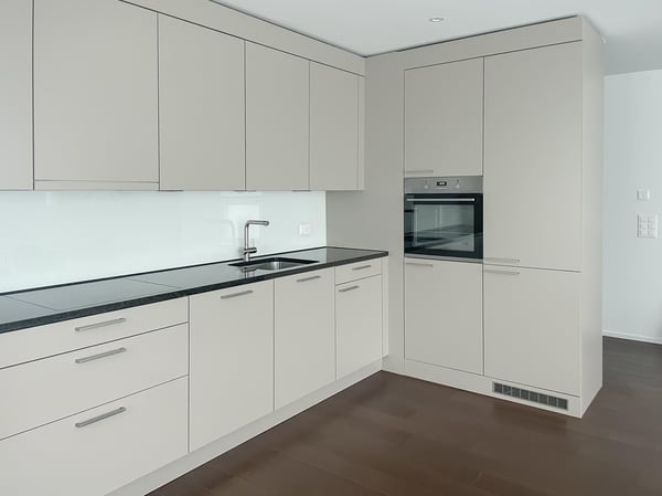 Willkommen in Ihrem neuen Zuhause! Diese attraktive 2.5-Zimmerwohnung überzeugt durch ihre zentrale Lage und moderne Ausstattung: 2