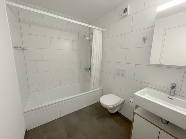 Willkommen in Ihrem neuen Zuhause! Diese attraktive 2.5-Zimmerwohnung überzeugt durch ihre zentrale Lage und moderne Ausstattung: 5