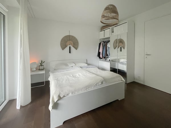 Willkommen in Ihrem neuen Zuhause! Diese attraktive 2.5-Zimmerwohnung überzeugt durch ihre zentrale Lage und moderne Ausstattung: 4