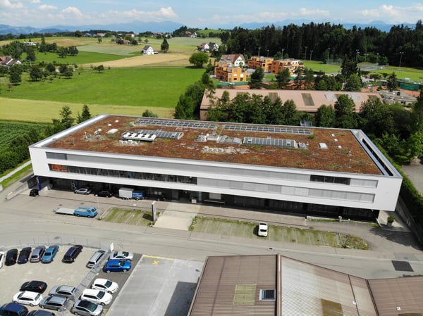 Vielseitige Gewerbe-/Lagerfläche im Industriegebiet Oetwil am See 2