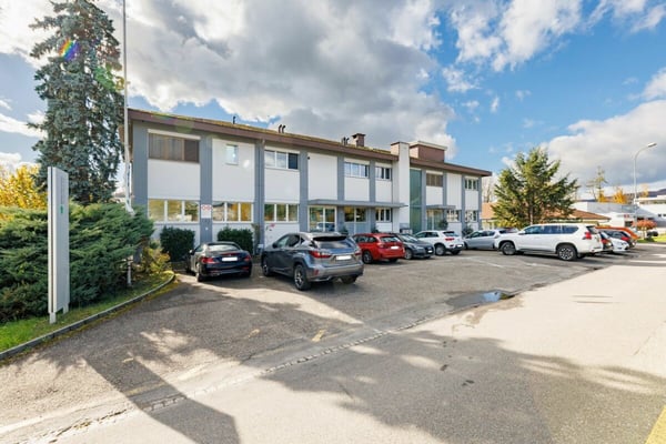 Gewerbeimmobilie mit vielseitigen Nutzungsmöglichkeiten in Oftringen! 2