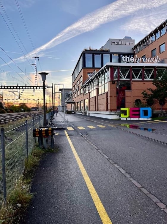 Zentral, Flexibel, Inspirierend - Dein Coworking-Platz in Schlieren! 1