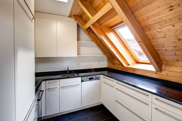 Moderne 3.5-Zimmer-Dachwohnung mit Cheminee und viel Charme. 2