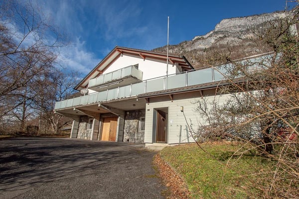 aussergewöhnliches Zweifamilienhaus an sensationeller Lage 2