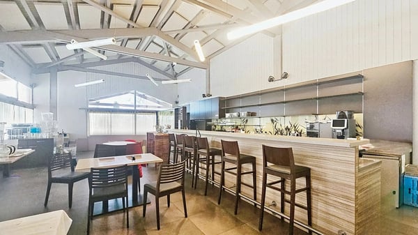 Restaurant et magasin + chambres d'hôtes à Chevroux / VD 13