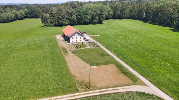 Ferme équestre rénovée de 6.5 pces sans voisinage à Villarimboud / FR 4