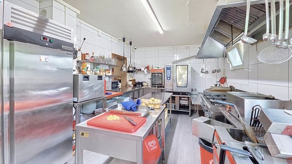 Opportunité rare : café-restaurant proche du lac à Cheyres / FR 12