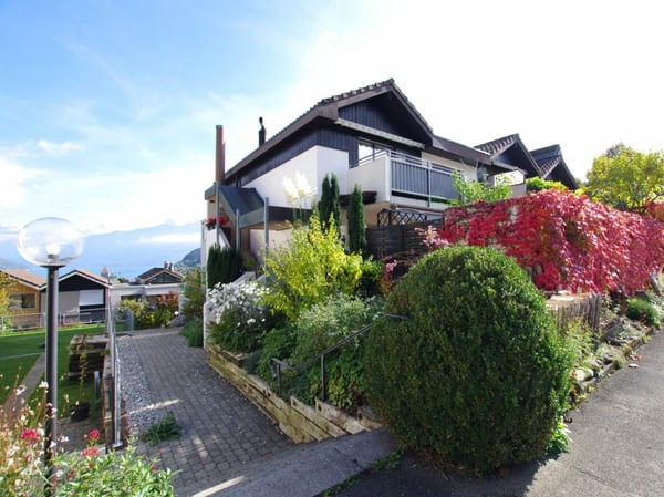 Gepflegte 1.5 Zimmer Wohnung mit grosser Terrasse und Sicht auf den Thunersee 1