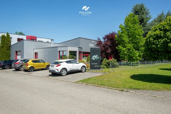 Moderne Gewerbehalle mit Büro und vielseitigem Nutzungspotenzial in Marly 1