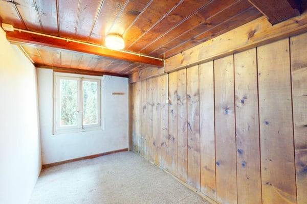 Stark renovationsbedürftiges Bauernhaus mit Ökonomieteil in der Landwirtschaftszone 6