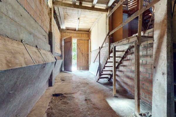 Stark renovationsbedürftiges Bauernhaus mit Ökonomieteil in der Landwirtschaftszone 13