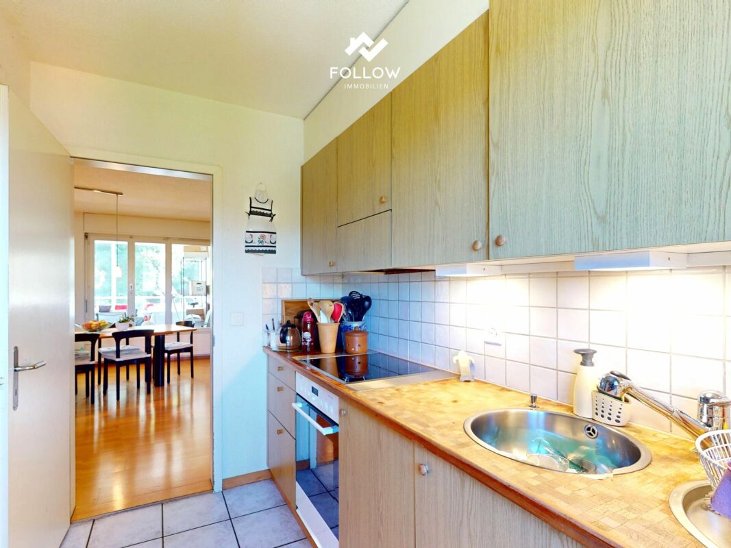 Grosse und familienfreundliche 3,5 Zimmer Eigentumswohnung mit Balkon und Einstellhallenplatz