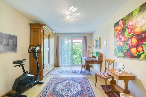Lichtdurchfluteter Wohntraum: Elegante 4.5-Zimmer-Wohnung an bester Lage in Brügg 10