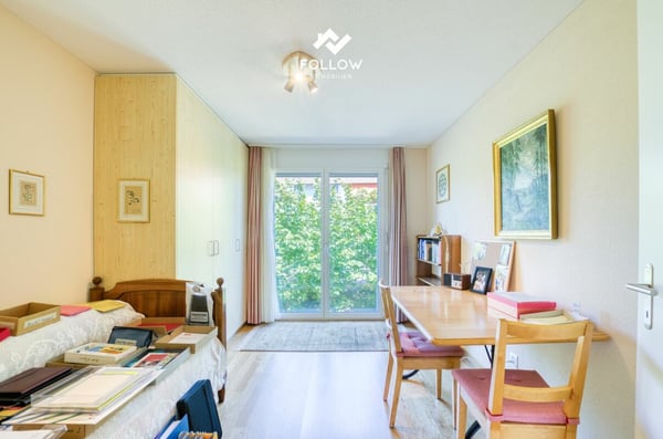 Lichtdurchfluteter Wohntraum: Elegante 4.5-Zimmer-Wohnung an bester Lage in Brügg 9