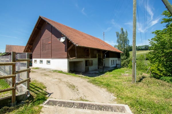 Stark renovationsbedürftiges Bauernhaus mit Ökonomieteil in der Landwirtschaftszone